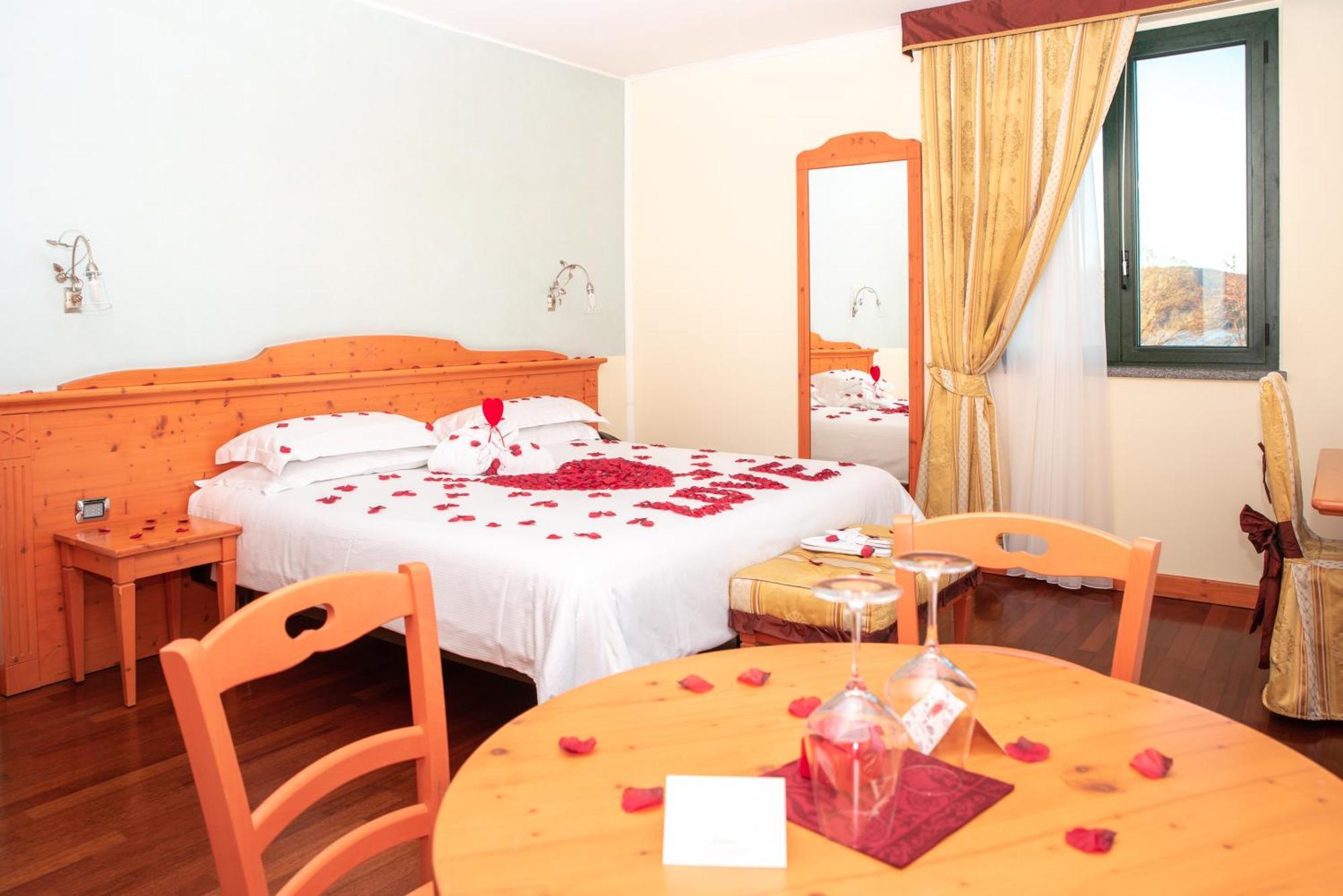 Hotel Residence Montelago Ternate  Екстер'єр фото
